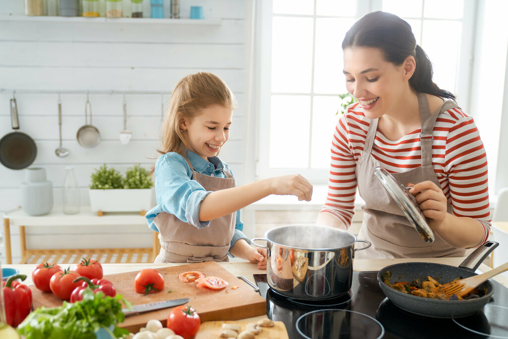 Mutter und Tochter kochen gemeinsam