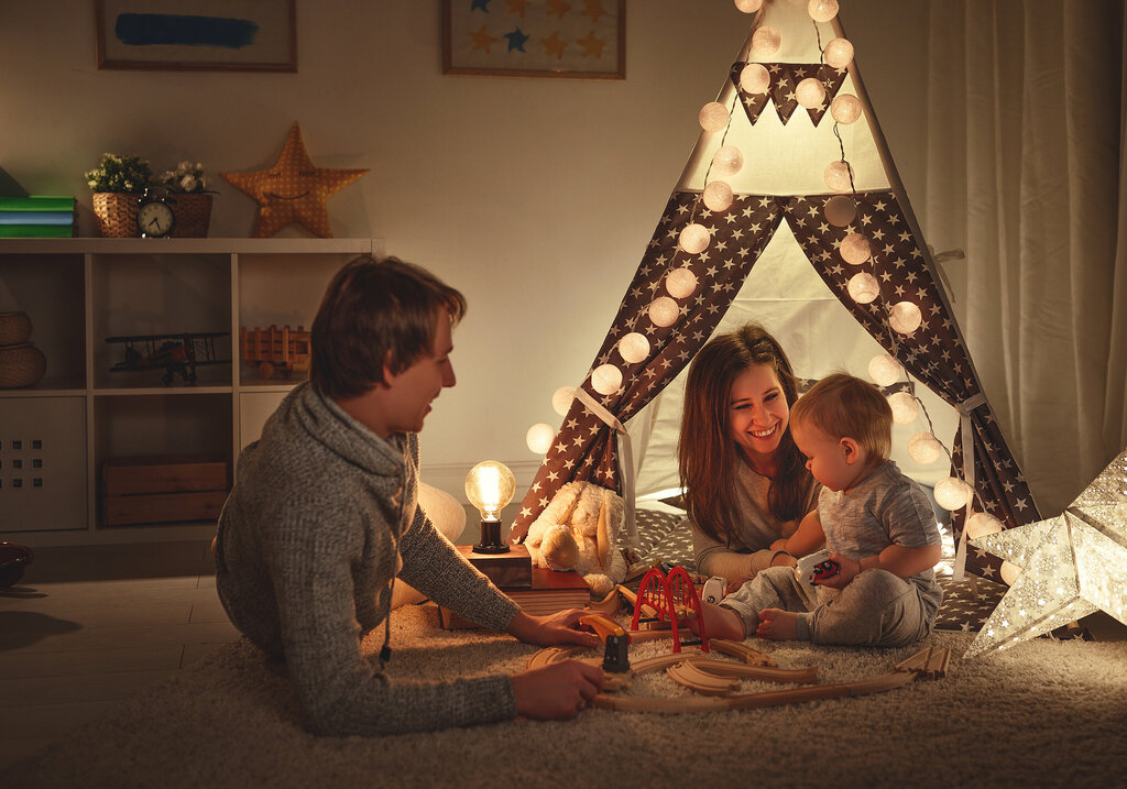 Junge Eltern mit ihrem Baby Familie mit Kind im Spielzimmer