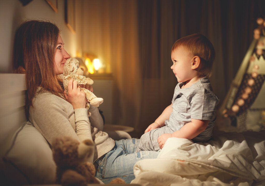 Mutter mit ihrem Baby im Bett Mutter mit Kind im Schlafzimmer